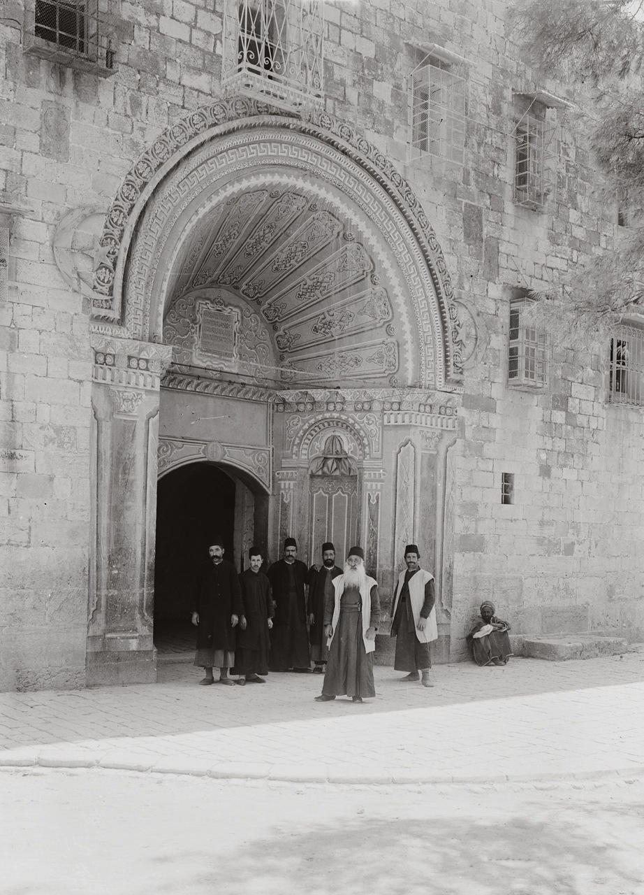 Вход в армянский монастырь. Иерусалим, Палестина. 1900-1920 гг.